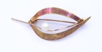 Auktion 332 / Los 1051 <br>Goldbrosche mit einer Perle, Gold 0.585, L. 5,2cm, 3,3g.