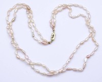 Auktion 332 / Los 1094 <br>Süßwasser Perlen Halskette mit einer 585er GG Schließe, L. 48cm