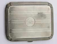 Auktion 332 / Los 11021 <br>Zigarettenetui, Alpacca, Ziermonogramm, wohl 30/40er Jahre, 9,8 x 7,8cm.
