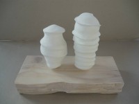 Auktion 332 / Los 15038 <br>Gabriele Thompson, Kunstobjekt,  1+1= Eins, Styropor, 2014, weiße Modelliermasse, Holz, 38 x 25 x 9 cm