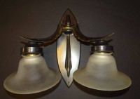 Auktion 332 / Los 16014 <br>Art Deco Wandlampe, Altmessing mit Milchglas-Schirme, diese an den Rändern tw. bestossen, H-32 cm, B-36 cm
