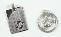 Auktion 332 / Los 1143 <br>2 Silber-Sternzeichenanhänger, 835/000 1,5 x 2,5 und d. 1,7 cm, zus. 3 gr.