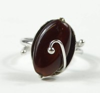 Auktion 332 / Los 1144 <br>Silberring, 835/000, offene Ringschiene, 4 gr., Schmuckstein aus Kunststoff