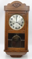 Auktion 332 / Los 2037 <br>kl. Wanduhr, 30/40er Jahre, Holzgehäuse, Werk läuft, H-53,5cm B-24cm T-15,5cm.