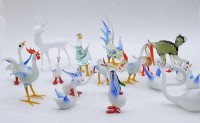 Auktion 332 / Los 10013 <br>18 Muranoglas-Tiere, Enten, Vögel, Affe, Hirsch, dieser ca. 9,5 x 8 x 2 cm, H. Pelikan: 6 cm