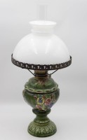Auktion 332 / Los 16018 <br>Petroleum-Lampe auf Stand, Majolika-Stand, ca. H-56cm.