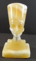 Los  <br>Onyx Büste der Nofretete, an den Ecken kleine Abplatzer, H-18 cm
