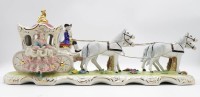 Auktion 332 / Los 8050 <br>gr. Kutsche, Dresden, aufgesetzte Blüten, Dame in Spitzenkleid (bestoßen), polychr. Bemalung, H-19,5cm B-50,5cm T-13cm.