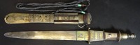 Auktion 332 / Los 15059 <br>Tranchierbesteck in Holzscheide mit Messing, L-48 cm, Alters-u. Gebrauchsspuren