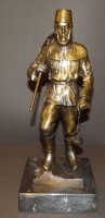 Auktion 332 / Los 15062 <br>Bronze Figur eines Bergmannes mit Hacke und Öllampe, auf Kohlesockel, darunter Steinplatte, H- 37 cm, 5,4 kg