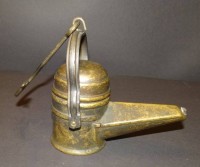 Auktion 332 / Los 16024 <br>Bronze Öllampe an Haken, H-9 cm, T-13 cm
