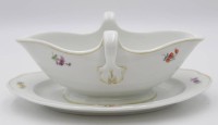 Auktion 332 / Los 8079 <br>Sauciere, Meissen, Schwertermarke, Streublümchen, 1. W., kl. Brandfehler, H-10cm B-24,5cm.