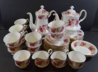 Auktion 332 / Los 9015 <br>umfangreiches Kaffee-Teeservice "Queen Ann" Princess roses, 38 Teile, 1x Tasse altrissig und Henkel abgebrochen