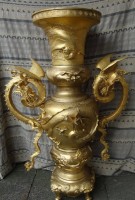 Auktion 332 / Los 15511 <br>monumentale Palastvase mit beidseitig geflügelten Drachen, Metall unter Goldfarbe, H-ca. 160 cm,  China  wohl 19. Jhd. , zerlegbar, einige Fehlteile und Beschädigungen,  Arme abgebrochen anbei, im unteren Innenboden Kraniche und wohl signiert (schwer lesbar)