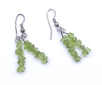 Auktion 332 / Los 1272 <br>Peridots Ohrringe, Metall, L. 4,5cm, 3,5g.
