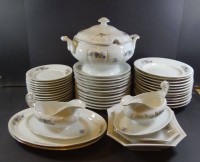Auktion 332 / Los 8120 <br>43 tg. Speiseservice mit Blumendekor,  4 Teiledavon mit Chip bzw. Altriss