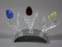 Auktion 332 / Los 10023 <br>3x Swarovski-Tulpen in Metallständer, Tulpen H-9cm, Ständer B-10cm.