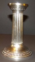 Auktion 332 / Los 11040 <br>Silber-800- Kerzenhalter in Form einer dorischen Säule, H-14 cm, 178 gr., guter Zustand