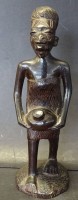 Auktion 332 / Los 15073 <br>kl. Holzfigur "Afrikanerin mit Wasserflasche", H-16 cm