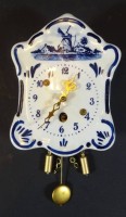 Mini-Wanduhr, mechanisch,   Keramikschild, Schlüssel fehlt, Funktion nicht geprüft, 11x8 cm,