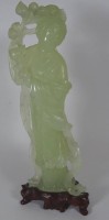 Auktion 332 / Los 15515 <br>Figur auf Holzsockel, chines. Dame, Jade?, H-26 cm, Alters-u. Gebrauchsspuren
