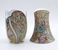 Auktion 332 / Los 8129 <br>2 kleine Vasen von Kaiser Porzellan, Dekor "Dominant", Design Karl Nossek, H. 11,3 cm, leicht reinigungsbedürftig