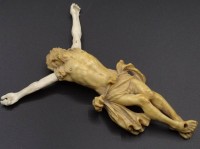 Auktion 332 / Los 15101 <br>Barocker Christus um 1700, Elfenbein, Arme wohl sekundär, H-13 cm, 52 gr., Torso mit Altersspuren