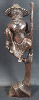 Auktion 332 / Los 15103 <br>Holzschnitzerei "Vietnamesischer Angler auf Baum", H-39 cm, Angelstock  fehlt leider
