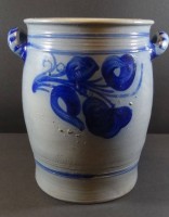 Auktion 500009 / Los  <br>gr. Kruke mit Blaumalerei, graues Steinzeug, Handarbeit um 1900, H-31 cm, B-28 cm