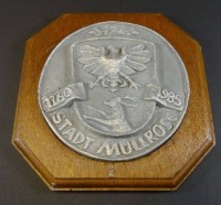 Auktion 500009 / Los  <br>Zinn-Wappen auf Holzbrett, Stadt Müllrose, Brandenburg, 22x22 cm