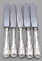 Auktion 332 / Los 11066 <br>5 gr. Messer mit Silbergriffen 0.800 und Ziermonogramm, Alters- und Gebrauchsspuren, unterschiedliche Klingen, L. 24,5-25cm