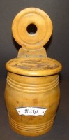 Auktion 332 / Los 15116 <br>Holz-Wandgefäss "Mehl", wohl 19.Jhd., Emaille-Schild, H-27 cm