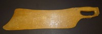 Auktion 332 / Los 15118 <br>grosser Rahmschieber? aus einem Stück Holz geschnitzt, L-60 cm, H-13,5 cm, mit Etikett
