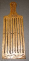 Auktion 332 / Los 15121 <br>altes Holz-Küchengerät?, datiert 1843, L-26 cm, B-9 cm (Brotschneidebrett ?)