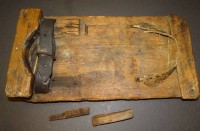 Auktion 332 / Los 15126 <br>wohl antiker Holz-Moorschuh mit Lederband, 32x17 cm