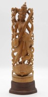 Auktion 332 / Los 15519 <br>feine Holzschnitzerei, indische Gottheit mit Sitar, Aufkleber "Bombay '83", l.o. kl. Beschädigung, H-36cm.-