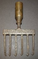 Auktion 332 / Los 16052 <br>kl. schmiedeeisernen Aalrechen oder ähnliches? 13x7,5 cm