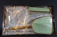 Auktion 500009 / Los  <br>Handspiegel und Bürste, Perlmutt grün, in OVP