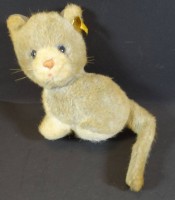 Katze "Steiff", Knopf und Fahne, H-14 cm