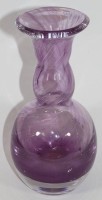 Auktion 332 / Los 10031 <br>Kunstglas-Vase, lila/klar, H-19 cm