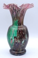 Auktion 332 / Los 10032 <br>Kunstglasvase, unleserl. Ritzsignatur, H-19 cm