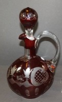 Auktion 332 / Los 10034 <br>Henkel-Karaffe, Rubinglas mit Barockschliff, H-25 cm