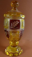 Auktion 332 / Los 10041 <br>böhmisches Pokalglas, überfangen und beschliffen, H-18 cm, D-7 cm