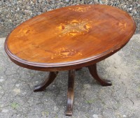 Auktion 332 / Los 14006 <br>ovaler Tisch, älter, Platte intarsiert, 1x Rand beschädigt, restau.bedrütftig, H-54cm B-103cm T-71cm.