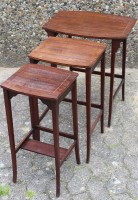 Auktion 332 / Los 14009 <br>3er Satz Beistelltische, wohl England, Größter H-99cm B-53cm T-40cm