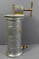 Auktion 332 / Los 16060 <br>Antiker Klistier, Zinn, Etikett mit " Veritable Irrigateur Systeme R No.2 G " (Klistier - Einlauf Gerät),H- 22cm