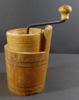 Auktion 332 / Los 16061 <br>alte Gewürz- oder Kaffeemühle, 2 tg., Holz-Eisenmahlwerk, H-zusammen 19 cm, wohl 19.Jhd.