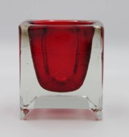 Auktion 332 / Los 10043 <br>wohl Leuchter, rot/klar, Kunstglas, H-9cm B-8,3cm.