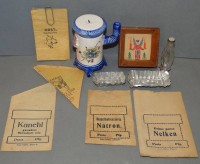 Auktion 332 / Los 12034 <br>Kleines Lot Puppen-Kaufmannsladen-Zubehör, ua. mini Cola Flasche, Ofen, Bild, Papier Tüten und vieles mehr.
