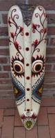 Auktion 332 / Los 15159 <br>hohe Wandmaske, bemalt, wohl Afrika, 107x27 cm